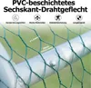 Close-up of a green PVC-coated hexagonal wire mesh attached to a metal pole, with text overlays describing product features. Náhled obrázku produktu