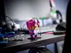 A LEGO figurine is placed on a desk next to a computer keyboard and mouse. Produktbild-Vorschau
