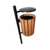 An outdoor trash can with a wooden exterior and a black lid. Anteprima dell’immagine prodotto