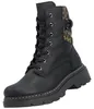 Das Bild zeigt einen schwarzen Stiefel der auf einer weißen Fläche steht. Zu sehen ist der Stiefel von der linken Seite und er hat eine Schnürung vorne sowie eine dicke Sohle. Produktbild-Vorschau