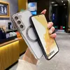 A hand holding a phone case with a phone inside, in what appears to be a retail or cafe setting. Anteprima dell’immagine prodotto