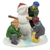  Im Mittelpunkt steht ein fröhlicher Schneemann der von drei Kindern gebaut wird. Produktbild-Vorschau