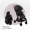A collage showing a black baby stroller in both its open and folded states, with a curved line indicating the folding action. Anteprima dell’immagine prodotto