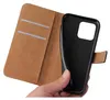 A hand holding a black phone case inside a brown wallet-style phone case. Produktbild-Vorschau