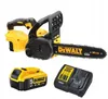 A DeWalt battery-powered chainsaw, battery, and charger are displayed against a white background. Voir les images du produit