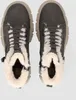 A top-down view of a pair of gray, fur-lined boots. Produktbild-Vorschau