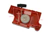 A red plastic starter assembly for a chainsaw, with dimensions overlaid. Produktbild-Vorschau
