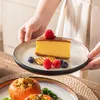 Eine Person wird den Dessertteller mit dem Dessert auf den Tisch stellen. Náhled obrázku produktu