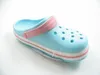 A single blue Crocband clog with pink and white stripes on the sole and a pink strap, shown on a white background. Produktbild-Vorschau