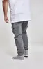 A person wearing grey cargo jogging pants and white t-shirt, standing against a white background. Produktbild-Vorschau