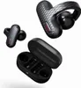 A set of wireless earbuds and their charging case are displayed against a white background. Voir les images du produit