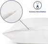 A close-up view of a white pillowcase with a zipper closure, highlighting the secure fastening feature. Voir les images du produit