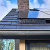 A close-up view of a roof with solar panels and a chimney, showing a bird deterrent system installed. Anteprima dell’immagine prodotto