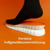 Orange und weiße Schuheinlage, auf die ein Fuß in schwarzer Socke drückt, auf orangefarbenem Hintergrund Produktbild-Vorschau