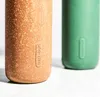 Close-up of two reusable water bottles, one brown and one green, side-by-side. Anteprima dell’immagine prodotto
