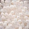 A pile of white and transparent plastic balls. Voir les images du produit