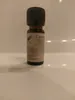 Kleine braune Flasche mit einem schwarzen Verschluss. Auf dem Etikett steht "Lavendel". Produktbild-Vorschau