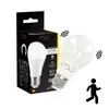 A product shot of a lightbulb and its packaging, with icons indicating features. Náhled obrázku produktu