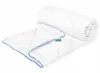 A white comforter with blue trim is partially unrolled on a white background. Produktbild-Vorschau