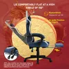 A gaming chair is shown with its backrest reclined to demonstrate its adjustability, with graphical overlays indicating angles and features. Voir les images du produit