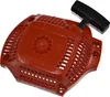 A red chainsaw starter assembly with a black pull handle is shown against a white background. Náhled obrázku produktu
