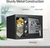 A safe filled with gold bars and stacks of US dollar bills, with labels pointing out its features. Produktbild-Vorschau