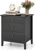 A dark gray three-drawer nightstand with decorative items on top. Anteprima dell’immagine prodotto