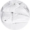A close-up view of a white quilted blanket, showing the texture and stitching. Voir les images du produit