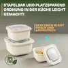 Stackable food storage containers are displayed on a gray surface with a dark green background. Text overlays highlight features. Produktbild-Vorschau