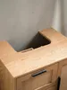 Nahaufnahme eines der schwarzen, minimalistischen Griffe am Waschtischunterschrank vor dem Hintergrund des beigefarbenen Rattangeflechts._#sku_SAFWL6.876# Produktbild-Vorschau