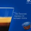 A close-up of a glass of espresso with crema, next to a Nescafé Dolce Gusto Ristretto Ardenza capsule, against a blue background with marketing text. Produktbild-Vorschau