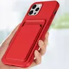 A hand holding a red phone case with a cardholder. Produktbild-Vorschau