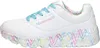 A side view of a single white Skechers sneaker with colorful heart-shaped designs on the sole and lining. Voir les images du produit