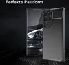 A smartphone case with a carbon fiber texture is shown next to a smartphone displaying a car. Voir les images du produit