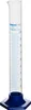 A clear studio shot of a 100ml glass graduated cylinder with a blue base. Anteprima dell’immagine prodotto