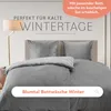 A bed with gray bedding, a floor lamp, and text overlays. Anteprima dell’immagine prodotto