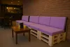 A modern lounge area with a pallet sofa and a coffee table. Produktbild-Vorschau