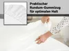 A person is putting a white fitted sheet on a bed, with a close-up inset showing the elastic edge. Produktbild-Vorschau