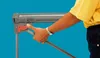 A person's arm and hand are shown operating a mechanism on a drying rack. Voir les images du produit