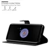 A black phone case is shown in a stand-up position, displaying a phone screen with a dandelion image. Text above describes the stand function. Anteprima dell’immagine prodotto