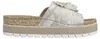 Auf dem Bild ist ein flacher Schuh in der Farbe Beige abgebildet der von der Seite betrachtet wird. Der Schuh hat eine schlichte Form und eine glatte Oberfläche. Produktbild-Vorschau
