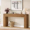 A console table with decorative items and a basket underneath, placed against a wall. Anteprima dell’immagine prodotto