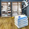 Vorher-Nachher-Vergleich eines Kleiderschranks mit und ohne vakuumversiegelter Kleidung, mit einem Stapel transparenter und blauer Vakuum-Aufbewahrungsbeutel im Vordergrund Náhled obrázku produktu