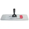 A flat lay product shot of a mop head with a handle attachment. Anteprima dell’immagine prodotto