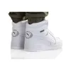 A person wearing green pants is wearing white Puma high-top sneakers. Anteprima dell’immagine prodotto