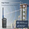 A walkie-talkie is shown in front of a construction site with a skyscraper and cranes, illustrating its high power and wide coverage. Anteprima dell’immagine prodotto