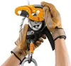 Hands wearing gloves are holding a rope descender device. Produktbild-Vorschau