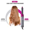 Graue und magentafarbene 6-in-1 One-Step-Haartrockner neben den Haaren einer Frau, die das Vorher- (frizzig und glanzlos) und Nachher-Ergebnis (glatt und glänzend) zeigen Voir les images du produit