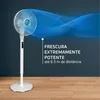 A white pedestal fan is shown with a blue graphic representing airflow. Text overlays describe the fan's features. Voir les images du produit