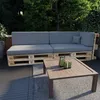An outdoor patio scene with a pallet sofa and coffee table. Produktbild-Vorschau